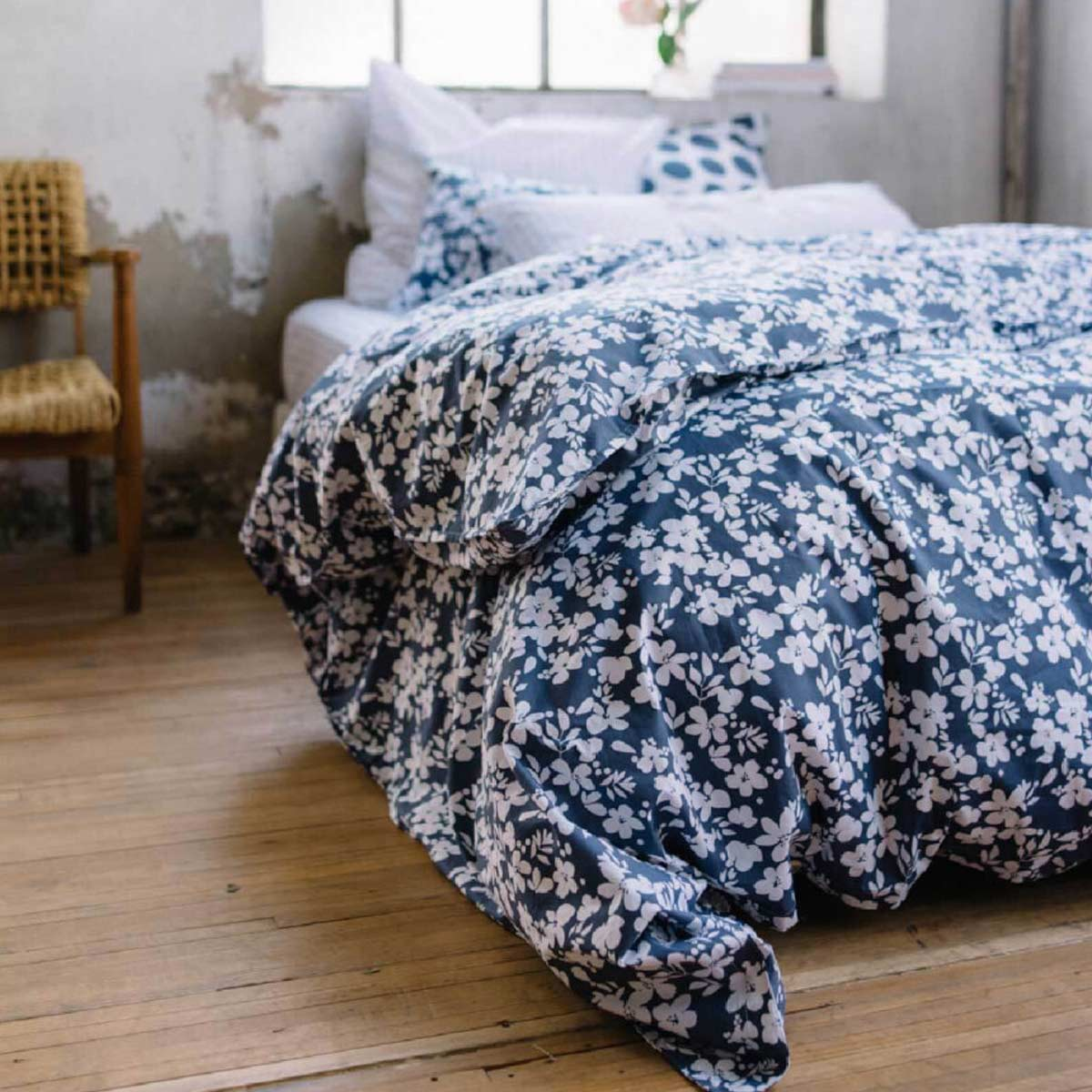 Copripiumino in percalle di cotone blu con fantasia a fiori bianchi Les Pensionnaires LivingDeco