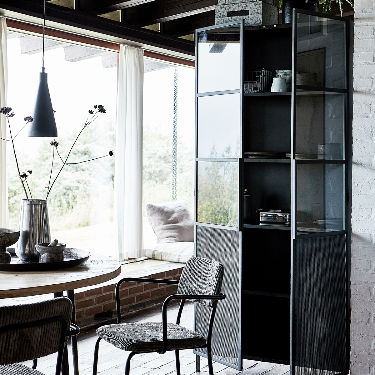 Tom credenza moderna alta con vetrina House Doctor - LivingDecò