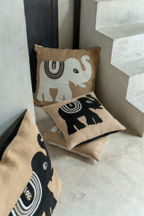 Olifant - cuscino nero naturale con elefante