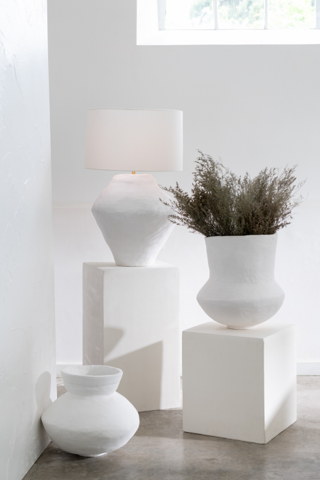 Blanca - Lampada da tavolo con base in carta pesta bianca