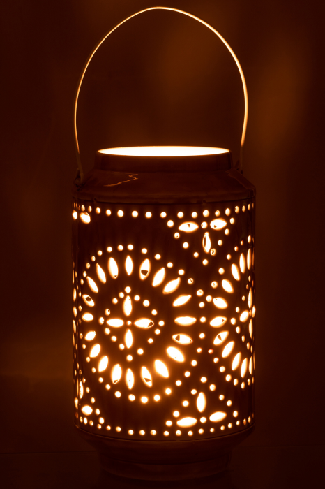 Ricami - lanterna alta giallo ocra in ferro perforato