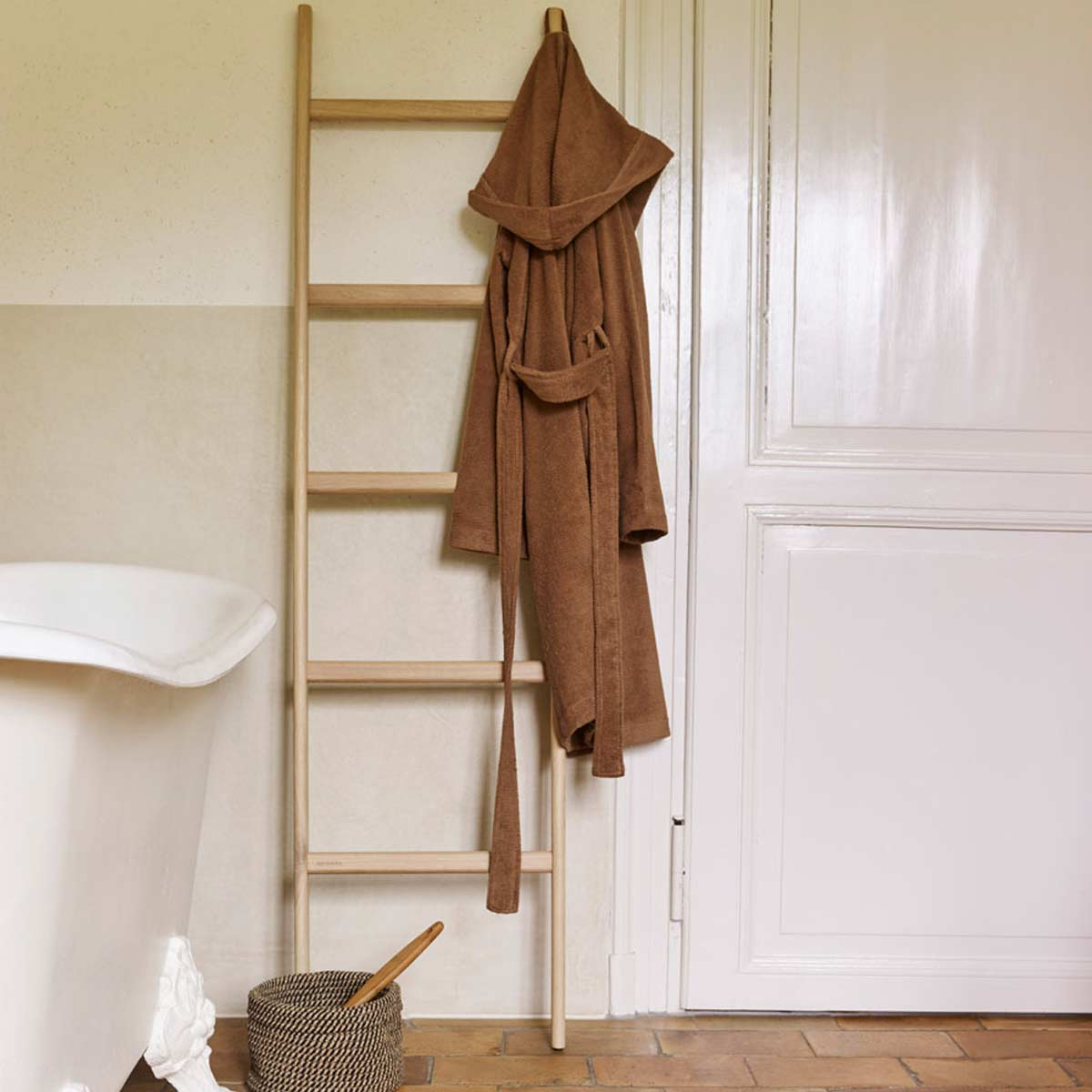Scala porta asciugamani in legno di rovere Mink - LivingDecò