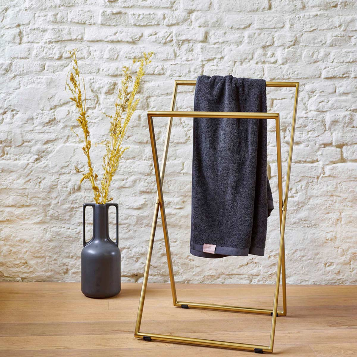 Porta asciugamani design da terra in metallo dorato Aquanova - LivingDecò