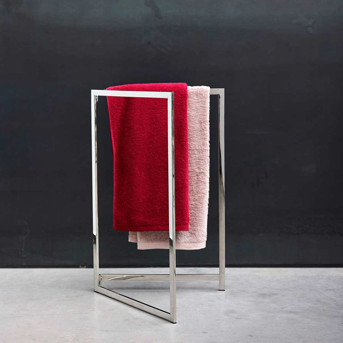 Porta asciugamani moderno da terra in metallo cromato Aquanova - LivingDecò