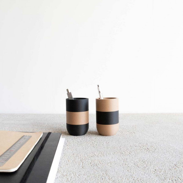Two Tone I - portamatite in legno con fascia nera
