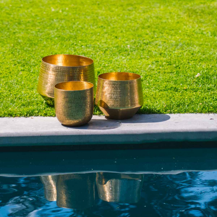 Hammered L - portavaso per interni in ottone