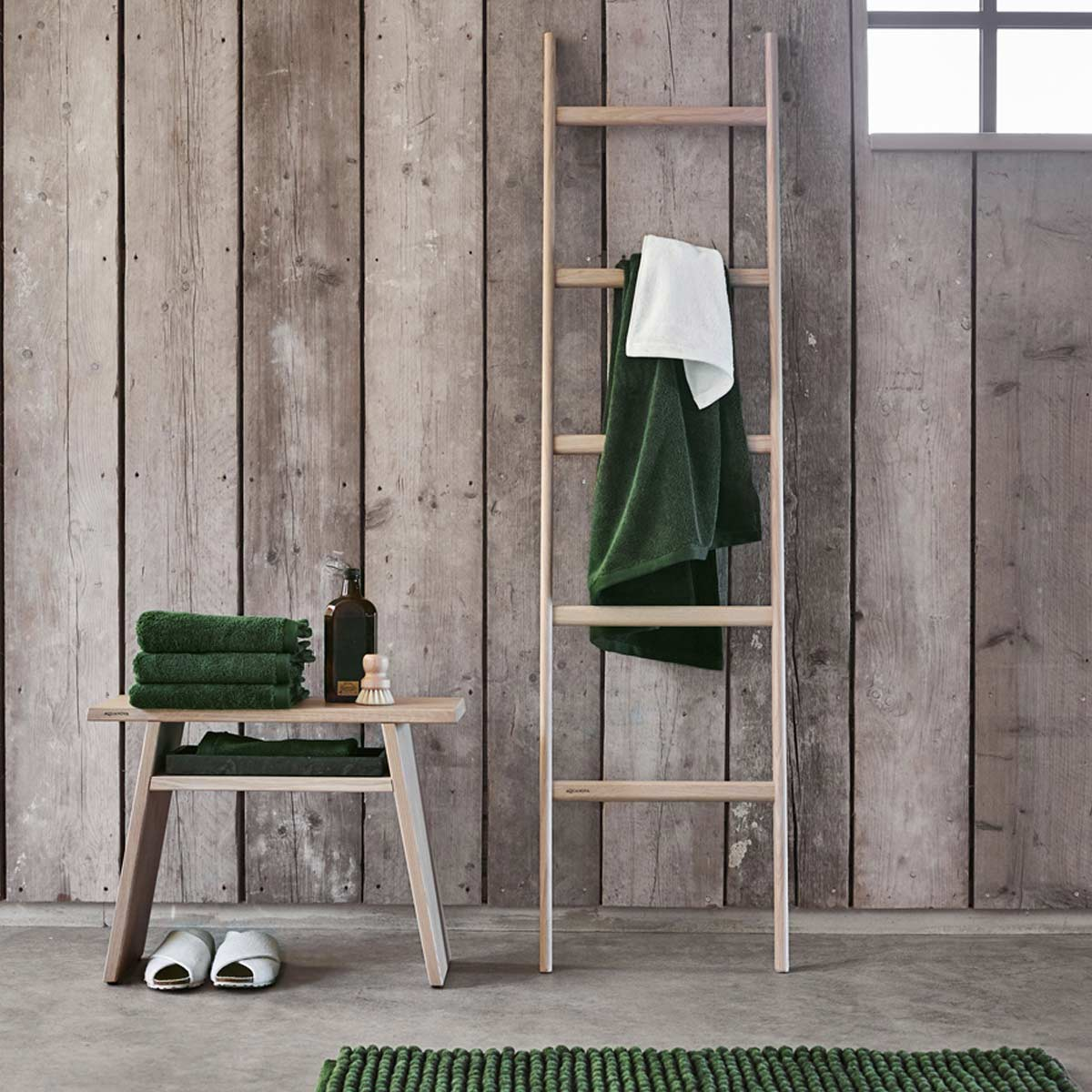 Scala porta asciugamani in legno di rovere Mink - LivingDecò