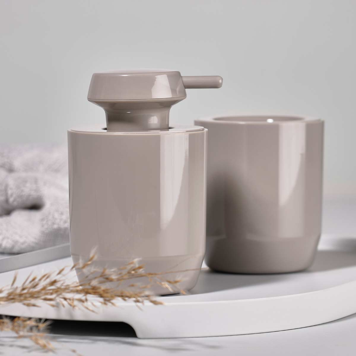 Set accessori bagno da appoggio dispenser e porta spazzolini in ceramica  tortora