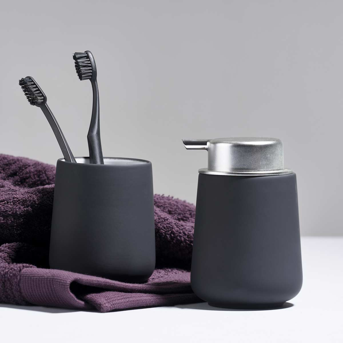 Nova Zone Denmark - set dispenser sapone e bicchiere porta spazzolini bagno  grigio - LivingDecò
