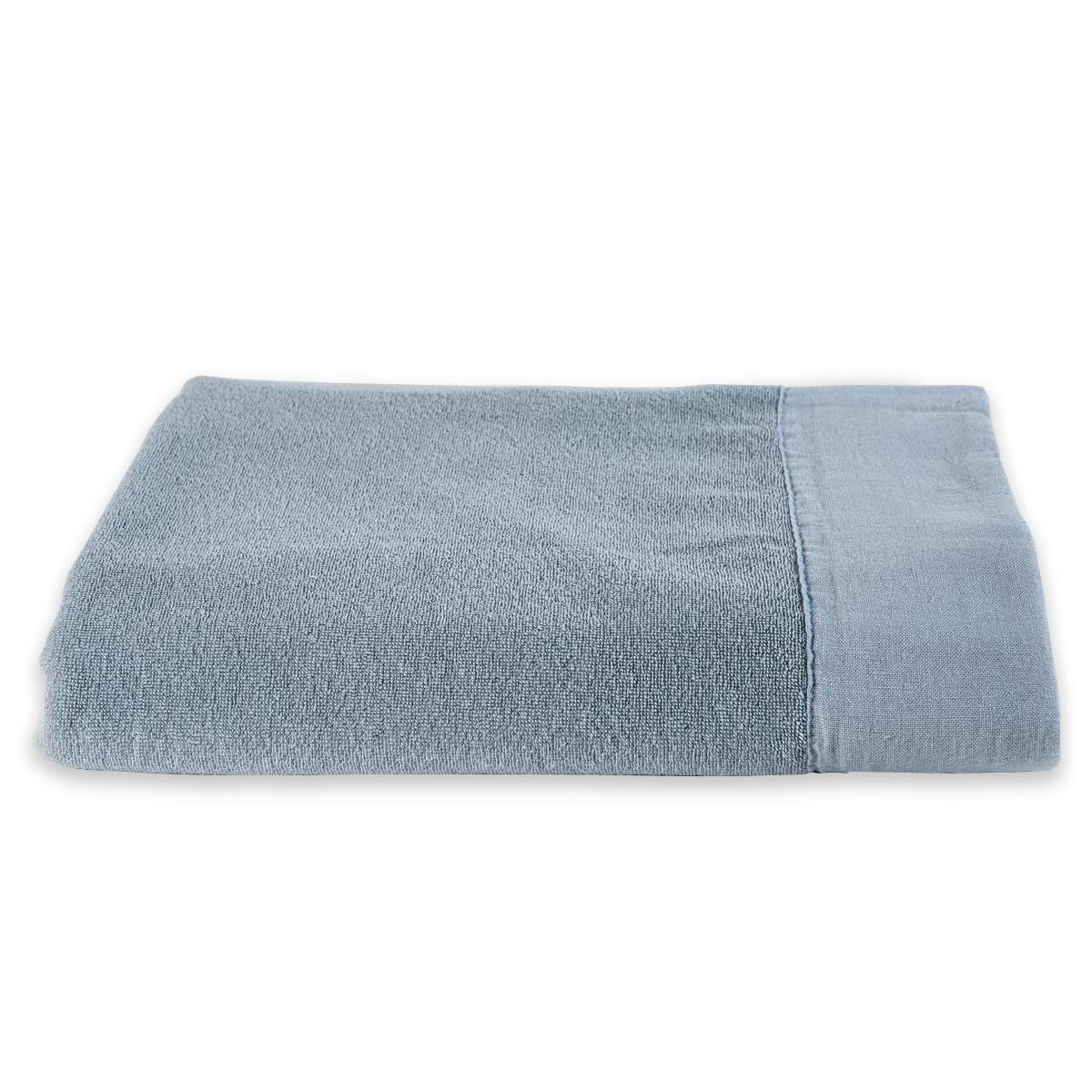 Telo doccia azzurro e asciugamani bagno