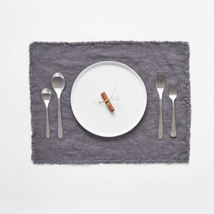Set 6 tovagliette in lino grigio scuro con frange Set 6 tovagliette in lino grigio scuro con frange