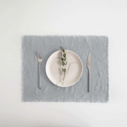 Set 6 tovagliette in lino grigio chiaro con frange Set 6 tovagliette in lino grigio chiaro con frange