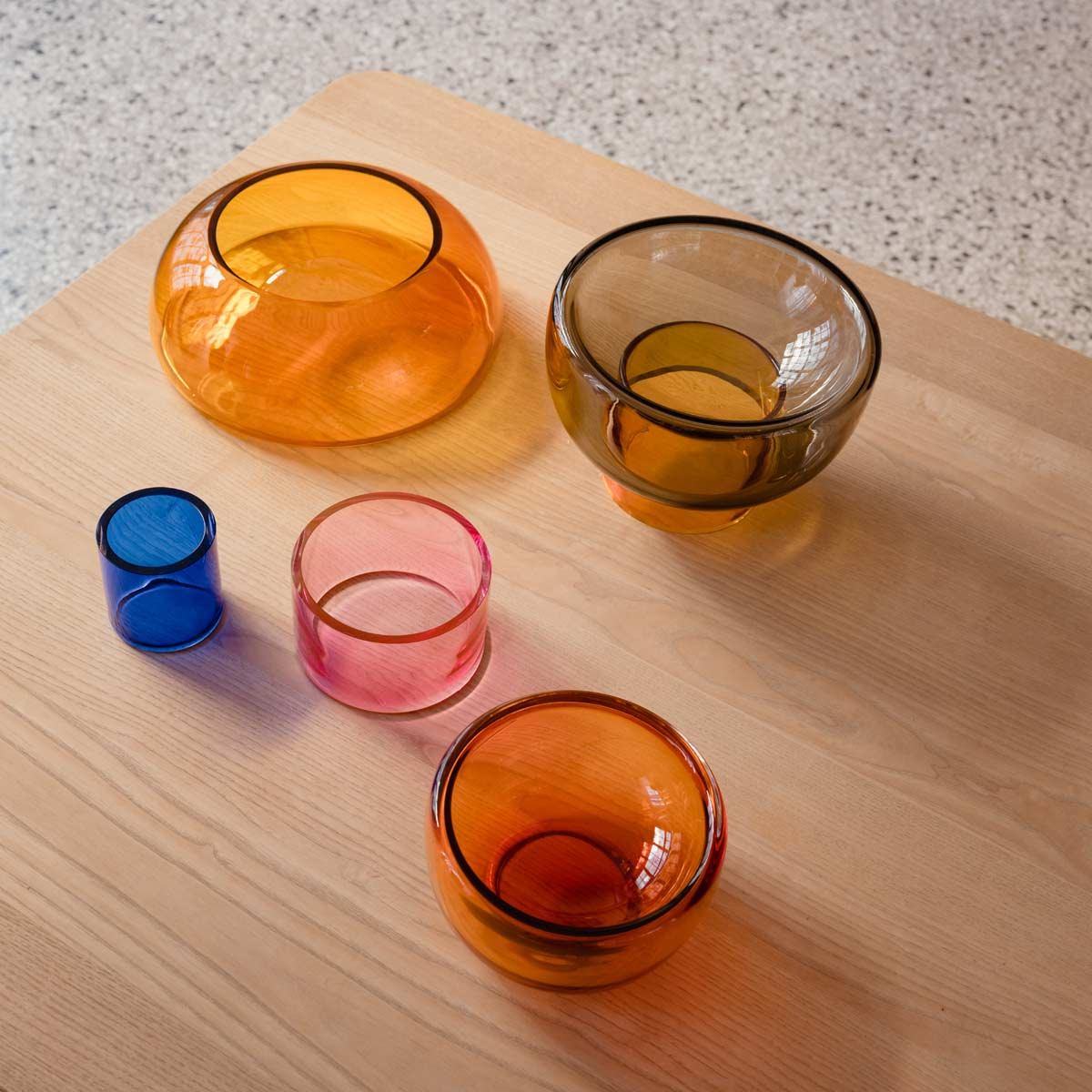 Vaso di vetro trasparente e colore grigio, arancio, rosso e giallo. Misure  diametro apertura 12x12 altezza 39 cm.