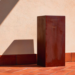 Hedron - vaso alto con base quadrata in corten