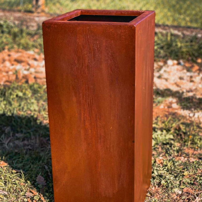 Hedron - vaso alto con base quadrata in corten
